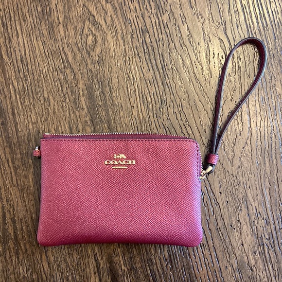 NEW Boxed Corner Zip Wristlet and charms - Picture 3 of 10